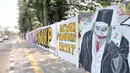 Mural bertulis '#TolakRKUHP dan Dewan Pengkhianat Rakyat' terpampang pada dinding di Jalan Pemuda, Rawamangun, Jakarta, Selasa (1/10/2019). Mural tersebut respons dari seniman Jakarta terhadap RUU KUHP yang dinilai mencederai tatanan demokrasi. (merdeka.com/Iqbal Nugroho)
