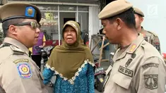 Petugas satpol PP Jakarta Barat keblai merazia sejumlah pedagang yang berjualan di trotoar jalan.