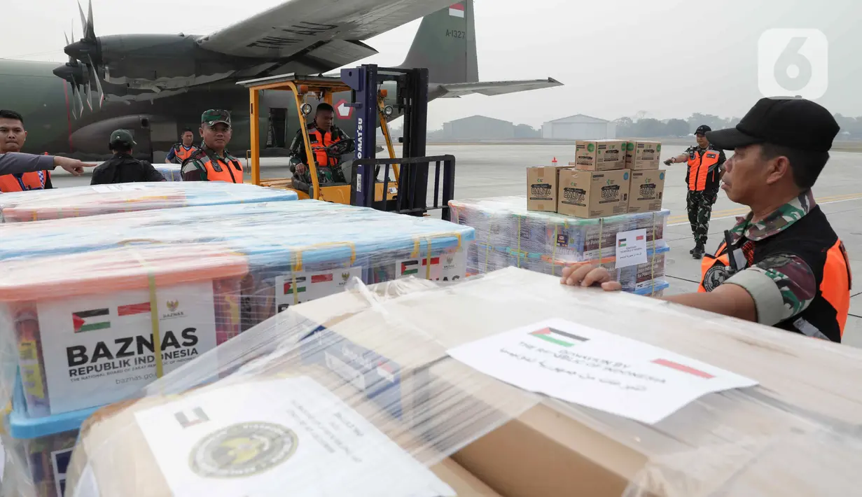 Presiden melepas bantuan tahap pertama yang akan diterbangkan dengan tiga pesawat berisi 51,5 ton bantuan. (Liputan6.com/Herman Zakharia)