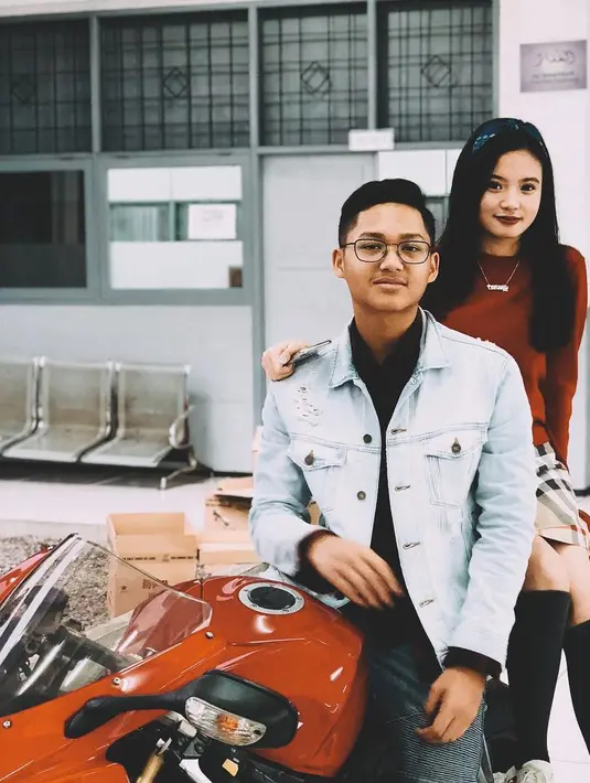 Azriel mulai besar, menurut penyanyi tersebut, anaknya tak minta yang aneh-aneh. Namun sekarang ini sedang minta di belikan motor. Hal itu membuat Ashanty galau. Hal itu terlihat dari hastagnya #bundagalau. (Instagram/azriel_hermansyah)