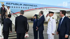 Presiden Joko Widodo atau Jokowi dan Ibu Negara Iriana Jokowi tiba di Sydney, Australia, Jumat (16/3). Kedatangan Jokowi kali ini untuk menghadiri ASEAN-Australia Special Summit 2018. (Liputan6.com/Pool/Biro Pers Setpres)