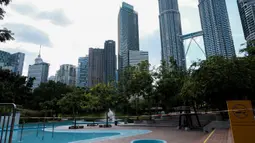 Sebuah kolam publik ditutup karena kekhawatiran penyebaran virus corona COVID-19 di Kuala Lumpur, Malaysia, Senin (16/3/2020). Malaysia memberlakukan lockdown nasional dimulai pada 18 Maret hingga 31 Maret 2020. (Syaiful REDZUAN/AFP)