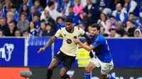 Marcus Rashford berebut bola dengan Eric Garcia dalam laga La Liga Spanyol antara Barcelona dan Real Oviedo di Stadion Carlos Tartiere - AP Photo/Jose Breton