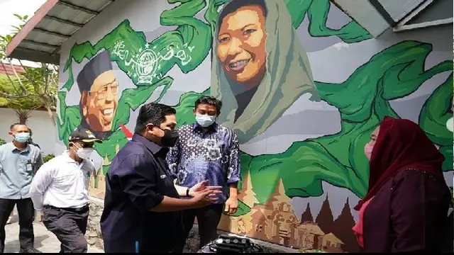 Menteri  BUMN Erick Thohir berbincang dengan putri kedua Mantan Presiden Gus Dur, Yenny Wahid.instagram@erickthohir