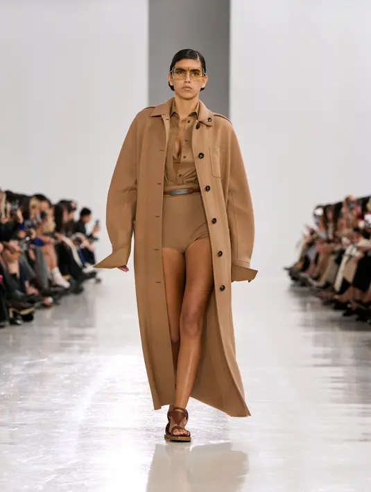 Warna putih dalam koleksi ini hadir dalam berbagai bentuk, mulai dari blus sederhana hingga  gaun panjang yang anggun.  [Dok/MaxMara].