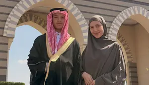 Ratna Galih Bangga Dampingi Anak Wisuda di Arab Saudi