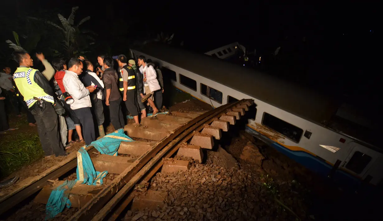 Kereta Api Malabar jurusan Bandung-solo anjlok masuk jurang akibat bataran rel mengalami longsor di lintasan kereta KM 244+0/1, Kadipaten Tasikmalaya, Jawa Barat, Jumat (4/4) (ANTARA FOTO/Adeng Bustomi)