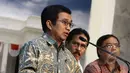 Ketua Dewan Komisioner OJK Muliaman D. Hadad memberikan keterangan pers usai rapat kabinet terbatas bidang perekonomian di Kantor Presidenan, Jakarta, Rabu (11/3/2015). Rapat tersebut mengenai perkembangan nilai tukar rupiah. (Liputan6.com/Faizal Fanani) 