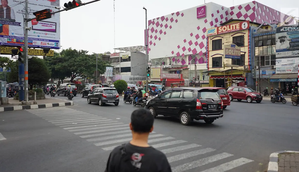 Kondisi lalu lintas di lampu merah persimpangan Ramanda, Depok, Jawa Barat, Rabu (14/8/2019). Lampu merah tersebut nantinya akan menjadi lokasi pemutaran lagu berjudul Tiblantas yang dinyanyikan Wali Kota Depok Mohammad Idris. (Liputan6.com/Immanuel Antonius)
