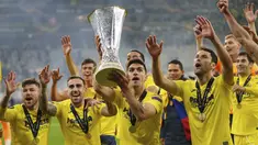 Striker Villareal, Gerard Moreno memegang trofi saat merayakan timnya memenangkan pertandingan melawan Manchester United pada final Piala Europa di Gdansk, Polandia, Kamis (27/5/2021).  Villareal menang 11-10 setelah memaksa MU bermain imbang 1-1 hingga tambahan waktu. (AP Photo/Michael Sohn, Pool)