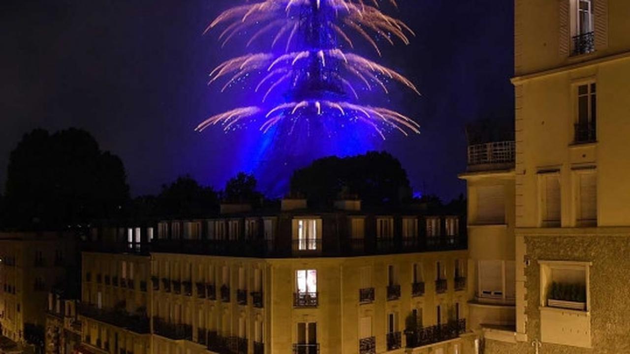 Rayakan Hari Bastille, Menara Eiffel terang benderang