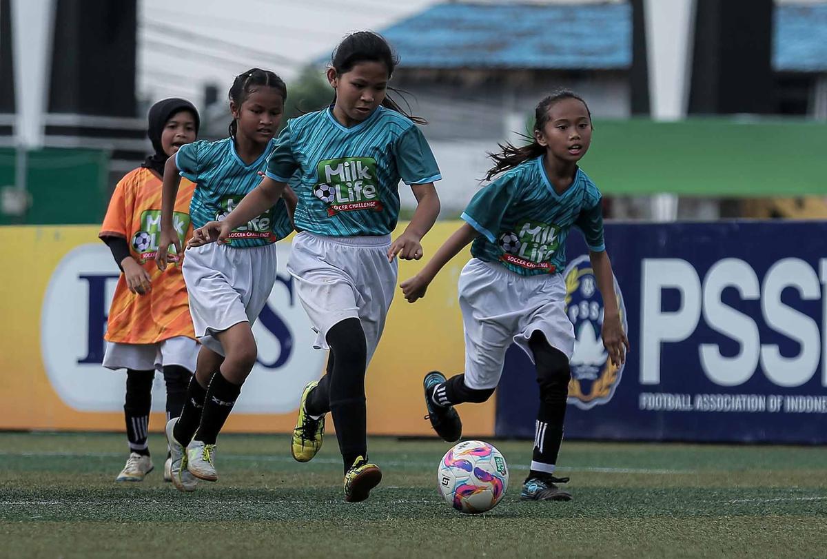 FOTO: Keseruan Murid SD Bermain Bola saat MilkLife Soccer Challenge-Jakarta 2025