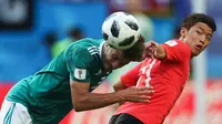 Hwang Hee-chan (kanan) saat laga Korsel vs Jerman di Piala Dunia 2018. (Roman Kruchinin/AFP)