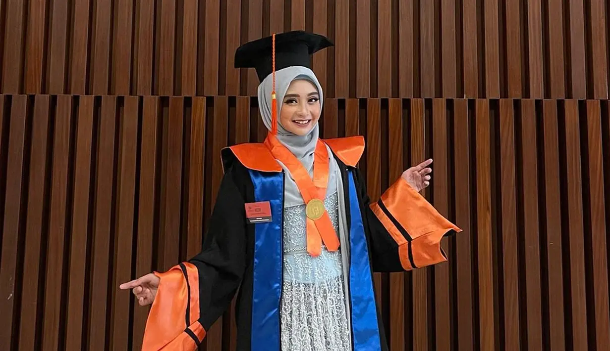 Sama seperti mahasiswa yang sudah lulus, Ega Noviantika tentunya bangga memakai toga dan jubah wisuda. Tak hanya keluarga dan sahabat, beberapa netizen juga turut bangga atas pencapain Ega Noviantika. Perjuangan kuliah sambil asuh anak tidaklah mudah, namun Ega mampu menyelesaikannya. Penuh lika-liku, kebahagiaan terpancar jelas di wajah Ega yang resmi wisuda. (Liputan6.com/IG/@eganoviantika_98)