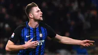Bek Inter Milan, Milan Skriniar memberikan respons soal isu yang mengaitkannya dengan Barcelona. (MARCO BERTORELLO / AFP)