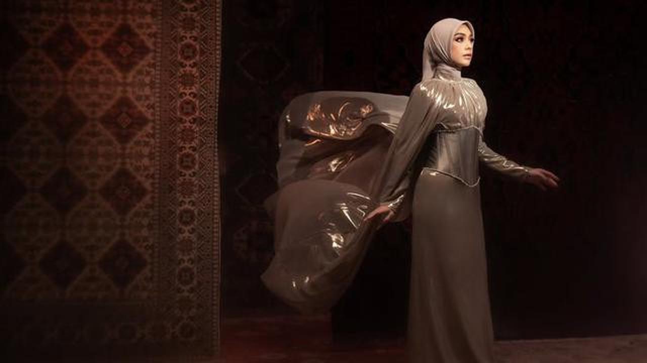 Celine Evangelista Tampil Anggun dengan Gaun Cape dan Hijab Menawan