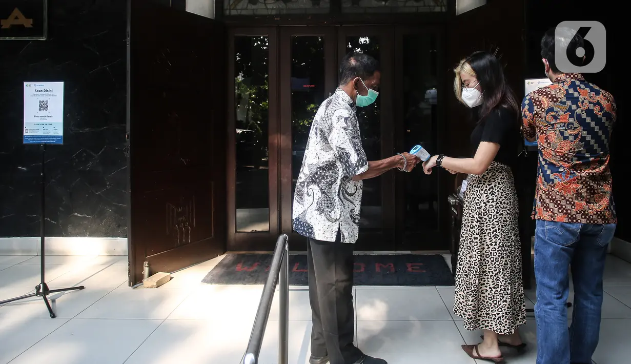 Jemaaat diukur suhu tubuh sebelum mengikuti Ibadah Perjamuan Kudus tatap muka pertama di Gereja Protestan Indonesia Bagian Barat (GPIB) Effatha, Jakarta, Minggu (3/10/2021). (Liputan6.com/Johan Tallo)
