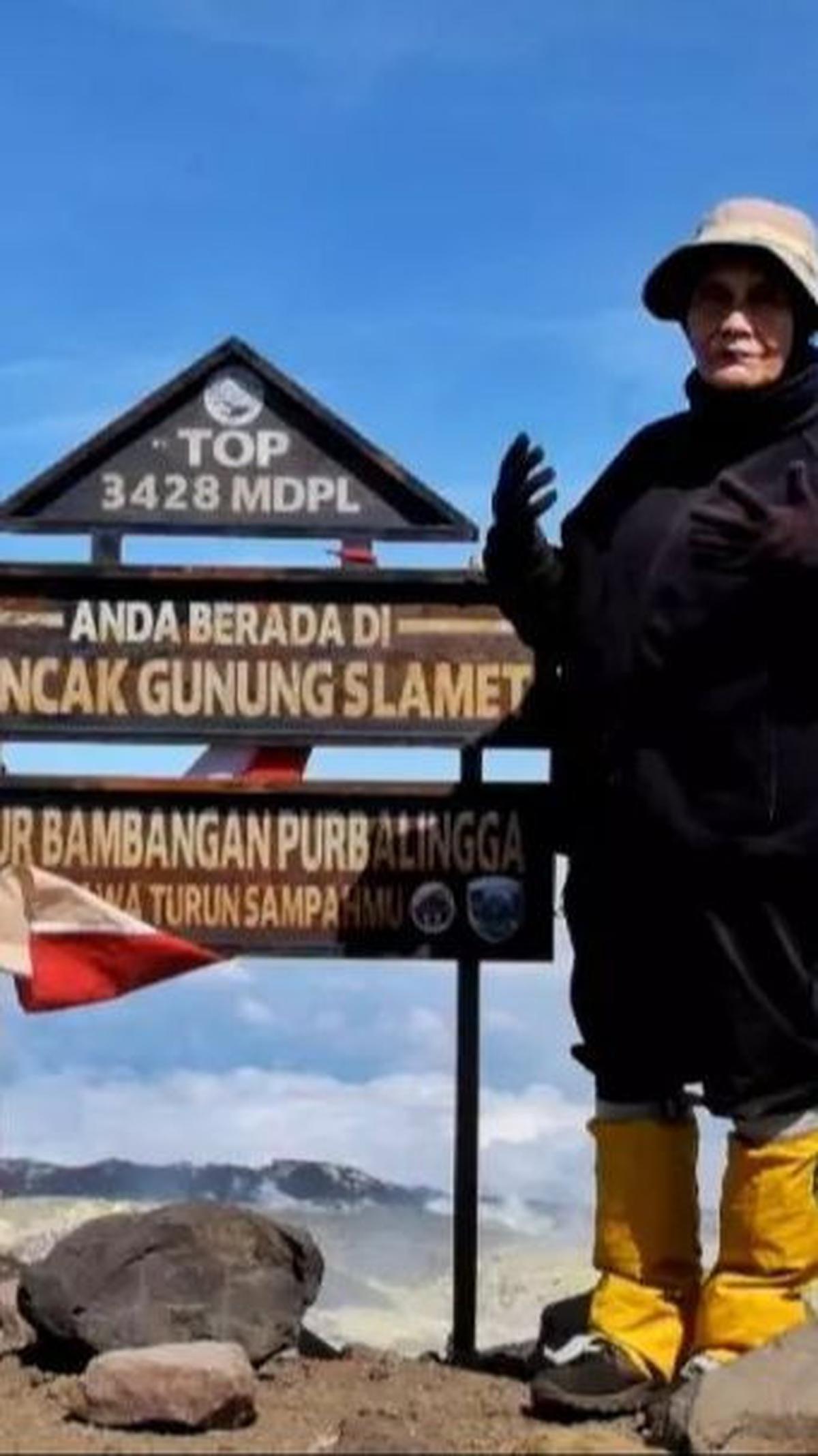 Mbah Yuni berhasil mendaki Gunung Slamet. Ia pun sujud syukur saat berada di puncak. Mbah Yuni memiliki cita-cita menaklukan tujuh puncak tertinggi Indonesia.