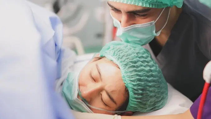 Laura Theux melahirkan (Instagram/laura_theux)