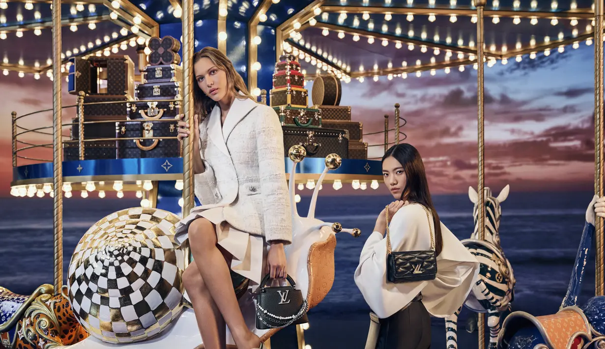 Louis Vuitton mengundang kamu untuk memulai petualangan magis melalui kampanye Liburan terbarunya, yang berfokus pada perjalanan dengan carousel yang dipenuhi pesona. Dikelilingi oleh pemandangan salju yang menakjubkan, carousel ini menunggu para pengunjung untuk merasakan perjalanan yang memikat, mengarungi adegan-adegan bak mimpi, merayakan semangat perjalanan yang menjadi inti dari Louis Vuitton serta kegembiraan musim liburan untuk semua orang. [Dok/Louis Vuitton].
