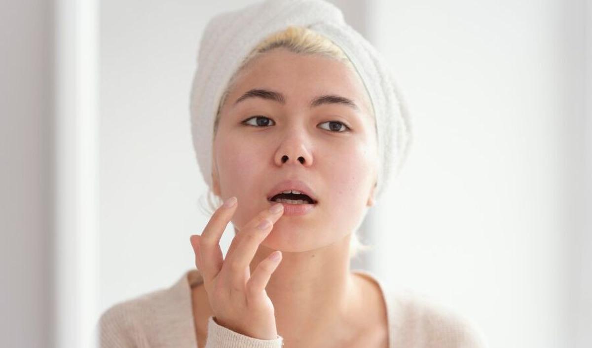 3. Mengatasi Masalah Bibir Hitam dan Memerahkan Bibir