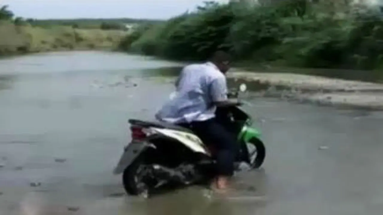 Tak Ada Jembatan, Warga Subang Terancam Terisolir