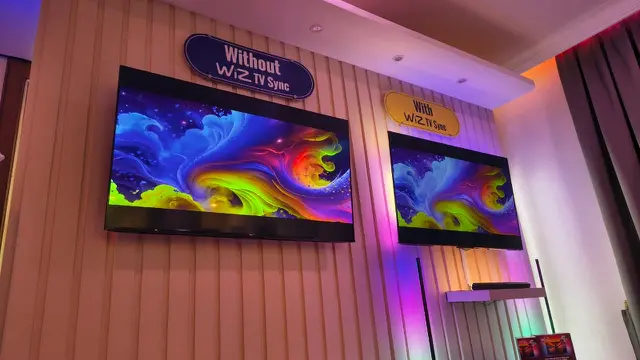 Perbandingan TV dengan yang menggunakan dan tidak WiZ TV Sync Lights saat peluncuran di Jakarta..