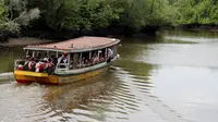 Perahu sekolah. Jika di kota dikenal bus sekolah, di delta Mahakam akhirnya ada kapal sekolah atau perahu sekolah yang bertugas memfasilitasi antar jemput anak sekolah. (foto: Liputan6.com/abdul jalil)