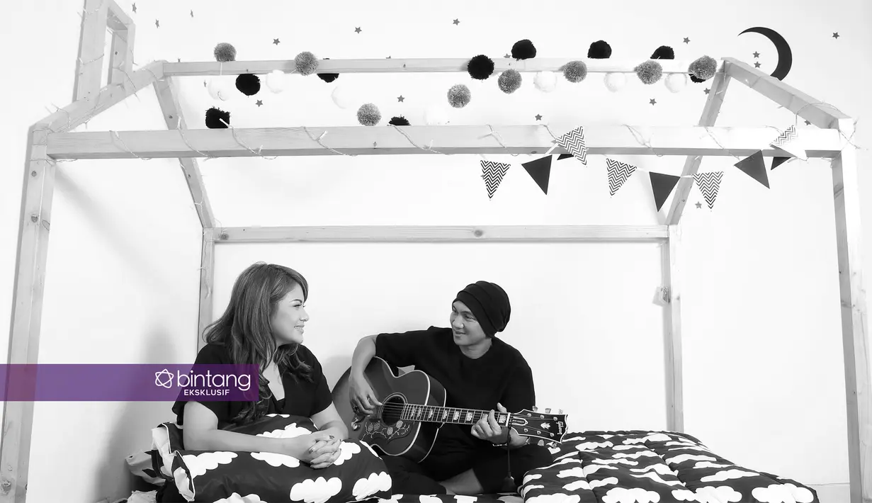 Anji sangat sayang kepada anak-anak Wina, Salva Dityatama dan Sultan Saladynetama, begitu juga sebaliknya. Kedekatan itu membuat Wina makin berkesan dengan Anji. Tiga hal penting bagi Wina untuk melanjutkan hubungannya. (Bambang E. Ros/Bintang.com)