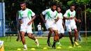 Boaz Salossa dkk menjalani latihan fisik di Lapangan C Senayan, Jakarta, Rabu (6/5/2015). Pelatihan ini sebagai persiapan jelang Piala AFC 2015 di India. (Liputan6.com/Yoppy Renato)