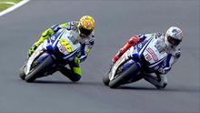 Valentino Rossi dan Jorge Lorez=nzo terlibat insiden senggolan pada MotoGP Jepang di Sirkuit Motegi 2010. (BBC)