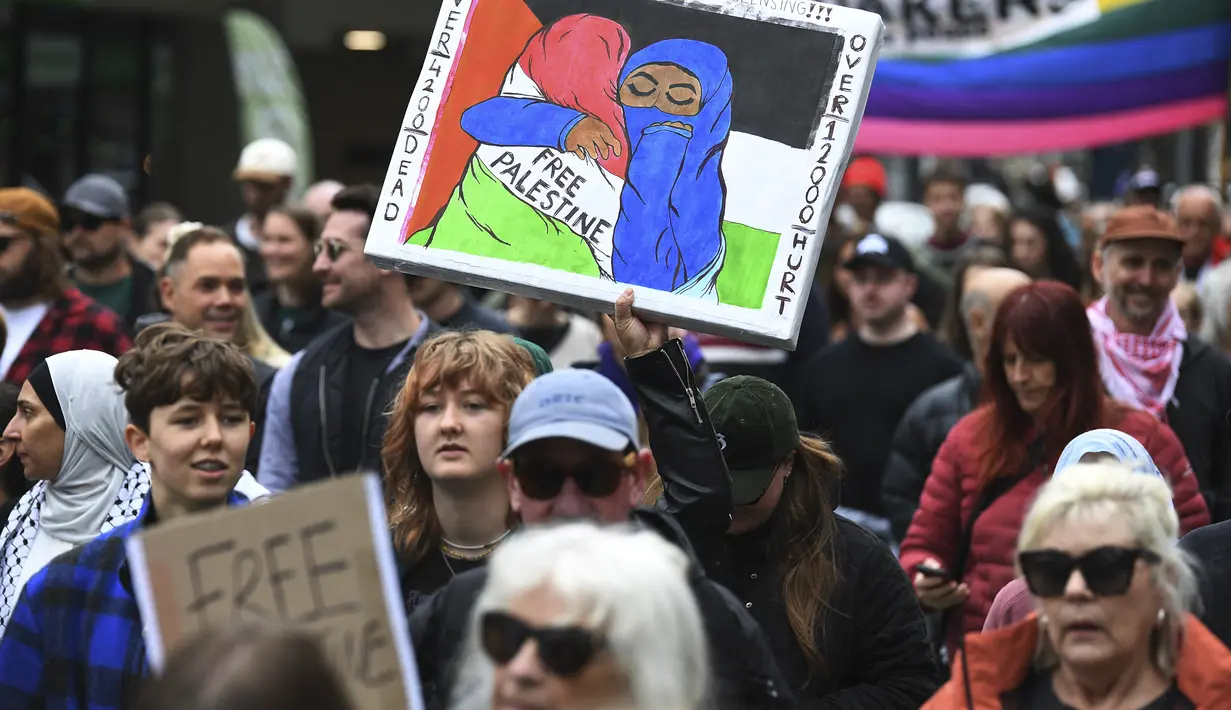 Orang-orang mengambil bagian dalam unjuk rasa pro-Palestina yang diselenggarakan oleh Jaringan Solidaritas Palestina Aotearoa (PSNA) di Christchurch, Selandia Baru pada 21 Oktober 2023. (Vidanagama / AFP)