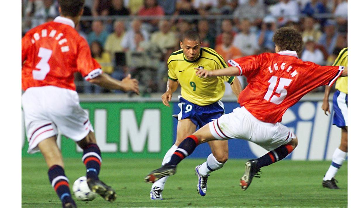 Bola.net > Editorial
Termasuk Pele, 5 Pencetak Gol Terbanyak Timnas Brasil Sepanjang Masa
Aga Deta | 30 Desember 2022 08:02
 
 

Pele merayakan kesuksesan Brasil menjuarai Piala Dunia 1970. (c) AP Photo
Bola.net - Pele kerap disebut sebagai pemain terhebat sepanjang masa. Namun, legenda Brasil tersebut telah meninggal dunia pada usia 82 tahun.

Semasa masih aktif bermain, Pele mempunyai karier yang sangat gemilang. Pria bernama lengkap Edson Arantes do Nascimento itu adalah satu-satunya sosok yang menjuarai Piala Dunia sebanyak tiga kali.

by TaboolaSponsored Links
Pekerjaan online di USA bisa membayar lebih banyak dari yang anda kira
Cari Pekerjaan | Cari Iklan
Harga mobil bekas di Pejaten Barat bisa mengejutkan anda
Mobil Bekas | Cari Iklan
Pele berhasil mengantarkan Brasil menjadi juara dunia yakni pada 1958, 1962, dan 1970. Hingga sekarang, belum ada pemain hebat lainnya yang mampu mendekati rekor Pele tersebut.

Tak hanya itu saja, Pele juga tercatat sebagai pemain yang sangat produktif. Dia menjaringkan 1.281 gol dalam 1.363 pertandingan selama 21 tahun kariernya.

Jumlah golnya itu mencakup 77 gol dalam 92 pertandingan untuk timnas Brasil. Alhasil, Pele menjadi salah satu pencetak gol terbanyak dalam sejarah tim Samba.

Berikut ini lima pencetak gol terbanyak timnas Brasil sepanjang masa.

Duka Brasil untuk Pele: 3 Hari Berkabung Nasional, Jenazah Dibawa Keliling Santos
Presiden AS pun Ikut Berduka Atas Meninggalnya Pele
1 dari 5 halaman
5. Zico

Zico merupakan legenda Brasil yang berposisi sebagai gelandang serang. Kendati demikian, produktivitas Zico untuk negaranya tidak perlu diragukan lagi.

Zico pertama kali membela Tim Samba pada 25 Februari 1976. Sejak saat itu, dia berhasil mengoleksi 48 gol dari 71 penampilan.

Zico tampil untuk Brasil di Piala Dunia 1976, 1982, dan 1986. Namun, mantan pemain Udinese ini tak bisa mempersembahkan gelar untuk negaranya.

Upacara Pemakaman Umum Pele Digelar di Kandang Santos
Penghormatan Kylian Mbappe dan Erling Haaland untuk Pele
2 dari 5 halaman
4. Romario

Romario dikenal sebagai salah satu striker terbaik di Timnas Brasil. Dia tercatat berhasil mengemas 55 gol dari 71 penampilan.

Romario menjadi aktor penting kesuksesan Brasil menjuarai Piala Dunia 1994. Mantan pemain Barcelona sukses mencetak lima gol di turnamen tersebut.

Piala Dunia bukan satu-satunya trofi internasional yang pernah dimenangkan Romario. Dia juga menjadi bagian skuad Brasil yang mengangkat Copa America (1989, 1997) dan Piala Konfederasi (1997).

Pele Punya Tiga Hati: Untuk Sepak Bola, Keluarganya, dan Semua Orang
Termasuk Pele, Deretan Legenda Sepak Bola yang Tak Pernah Berkarier di Eropa
3 dari 5 halaman
3. Ronaldo


Striker Brasil Ronaldo mencetak gol ke gawang Jerman di Piala Dunia 2002. (c) AP Photo
Ronaldo juga merupakan mesin gol Timnas Brasil. Mantan pemain Real Madrid tersebut membela negaranya sejak 24 Maret 1994 hingga 2006. Ronaldo tercatat mengoleksi 62 gol dari total 99 caps bersama Tim Brasil. Itu termasuk saat dia menjadi top skor Piala Dunia 2002 dengan delapan gol. (AFP/Antonio Scorza)