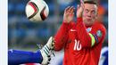 Striker Inggris, Wayne Rooney, melindungi diri dari kaki pemain San Marino dalam Kualifikasi Piala Eropa 2016 di Stadion Olimpiade, Serravalle, San Marino, (5/9/2015). (Reuters/Alberto Lingria)