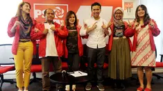 Ketua Umum PSI Grace Natalie (tiga kiri) foto bersama cawagub Jawa Timur Emil Dardak di Kantor DPP PSI, Jakarta Pusat, Rabu (2/5). PSI mendukung pasangan Khofifah Indar Parawansa-Emil Dardak di Pilkada Jatim. (Liputan6.com/Johan Tallo)