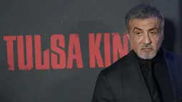 Sylvester Stallone berpose saat menghadiri pemutaran perdana Paramount+ "Tulsa King" di Regal Union Square di New York pada Rabu, 9 November 2022. Aktor Rocky 76 tahun itu tampil bergaya mengenakan setelan jas hitam. (Photo by Charles Sykes/Invision/AP)