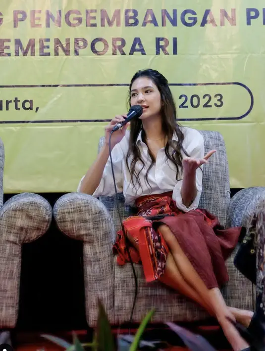 Kali ini, rok tenun yang dipadukan dengan kemeja, memberikan outlook yang terlihat begitu profesional. [Foto: Instagram/ Mikha Tambayong]