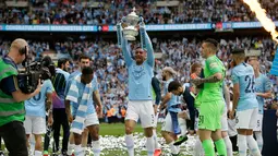 Pemain Manchester City Danilo mengangkat trofi Piala FA 2018/2019 di Stadion Wembley, London, Inggris, Sabtu (18/5/2019). The Citizens menjuarai Piala FA 2018/2019 usai mengalahkan Watford dengan skor 6-0. (AP Photo/Tim Ireland)
