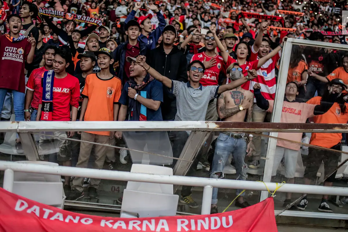 Suporter Rusak Pagar Pembatas Tribun Penonton SUGBK