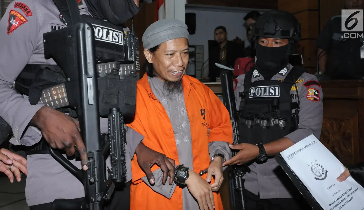 Terdakwa sejumlah kasus tindak pidana terorisme, Aman Abdurrahman digiring petugas usai mengikuti pembacaan tuntutan JPU di PN Jakarta Selatan, Jumat (18/5). Tim jaksa menuntut hukuman mati terhadap Aman Abdurrahman. (Liputan6.com/Helmi Fithriansyah)