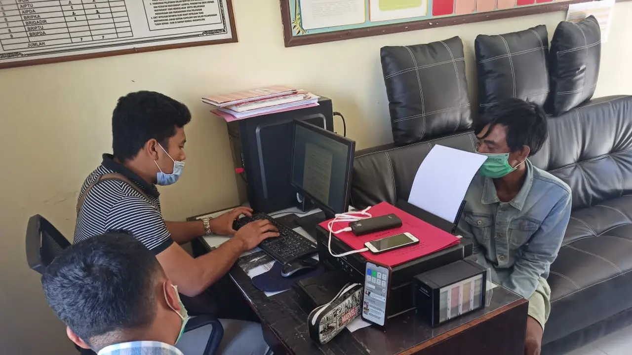 Pelaku Maling Ayam (jket jeans) saat Diinterogasi di Polres Bangli