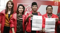 Sekjen PSI, Raja Juli Antoni (kedua kanan) didampingi Ketua umum PSI, Grace Natalie (kedua kiri) menunjukkan Surat Perintah Penghentian Penyidikan (SP3) usai konferensi pers di kantor DPP PSI, Jakarta, Jumat (1/6). (Liputan6.com/Herman Zakharia)