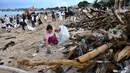<p>Para relawan membersihkan sampah plastik dan lainnya yang terdampar di pantai Kedonganan, Kabupaten Badung, Bali, pada Sabtu 4 Januari 2025. (SONNY TUMBELAKA/AFP)</p>