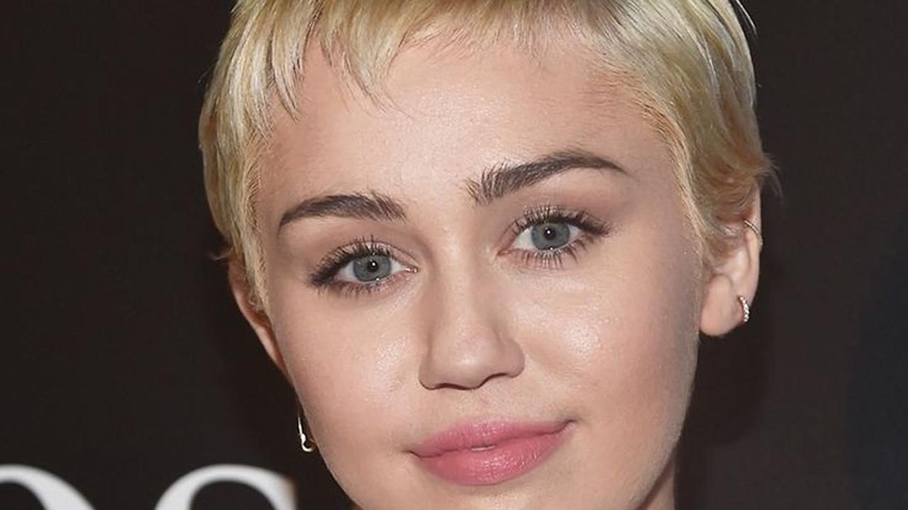 Potret Miley Cyrus dengan Rambut Micro Pixie-nya (©Pinterest)