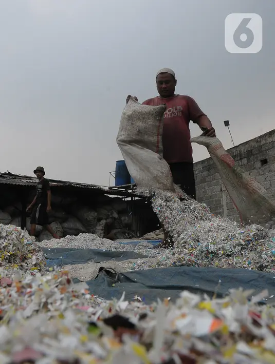 Dalam satu hari bisa mendapatkan 2 ton dari Bekasi dan Jakarta Timur, untuk bahan baku ember, atap, kursi dan lain-lain. (merdeka.com/Imam Buhori)