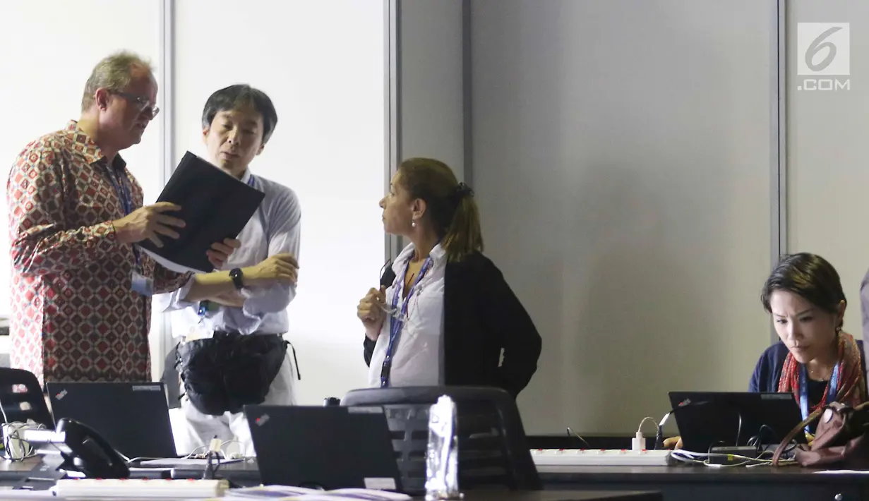 Aktivitas jurnalis berbagai negara saat meliput pertemuan tahunan IMF-Bank Dunia di Nusa Dua, Bali, Senin (8/10). Jumlah peserta pertemuan tahunan ini diperkirakan mencapai 15.000 orang dari 189 negara. (Liputan6.com/Angga Yuniar)