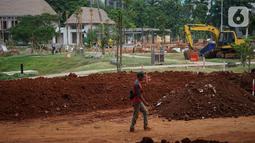 Pekerja menggunakan alat berat merevitalisasi hutan kota di kompleks Gelora Bung Karno (GBK), Jakarta, Selasa (15/10/2019). Adapun fasilitas yang ada di hutan kota ini di antaranya restoran, coffee shop, area basket ball, pet play ground dan pelataran tembok kreasi. (Liputan6.com/Immanuel Antonius)