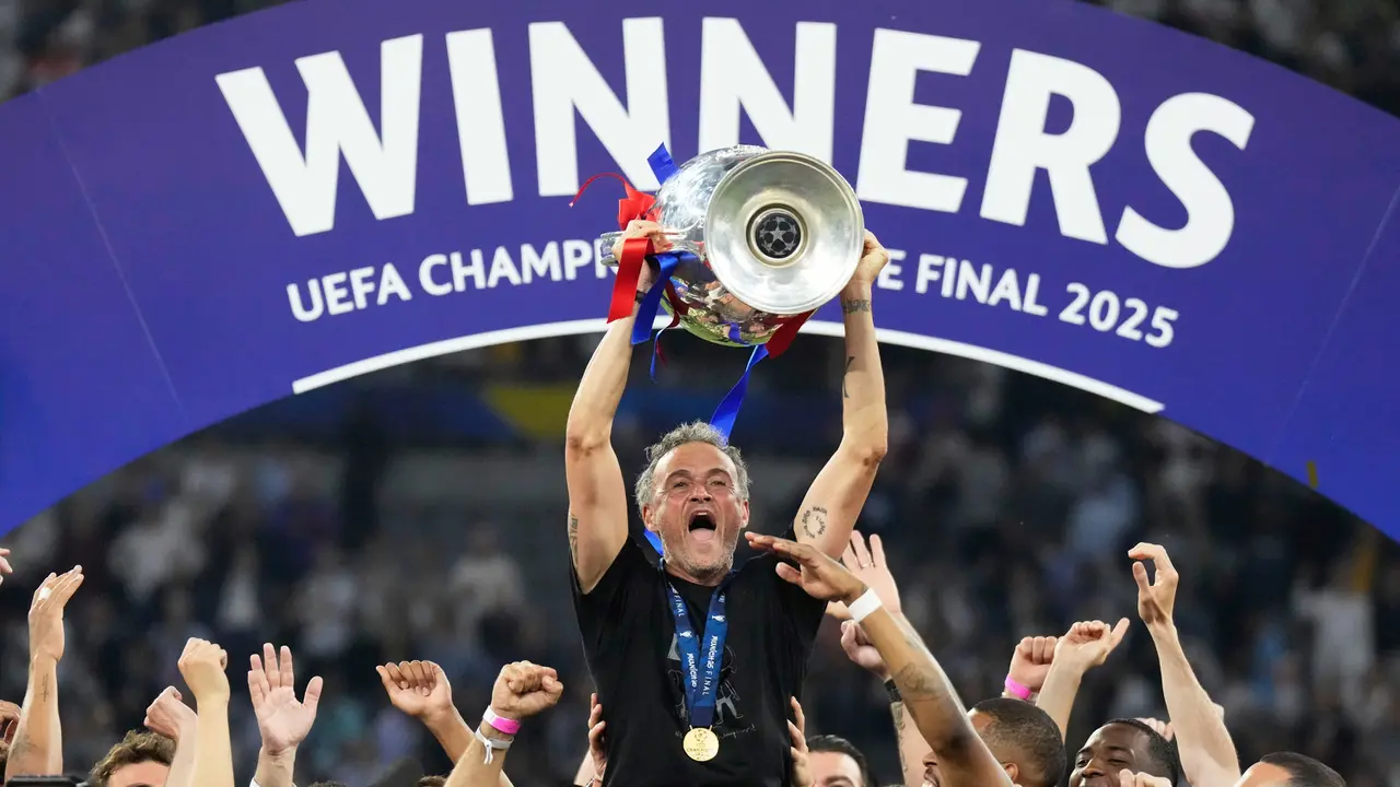 Foto: Momen PSG Angkat Trofi Liga Champions, Ukir Sejarah dengan Kemenangan Sempurna atas Inter Milan