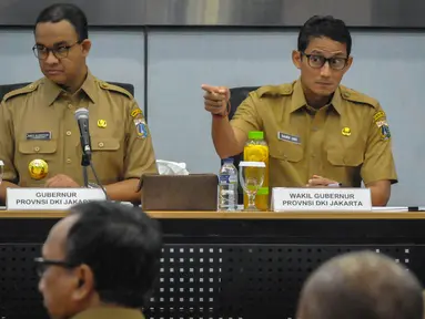 Gubernur dan Wakil Gubernur baru DKI, Anies Baswedan dan Sandiaga Uno menggelar rapat Satuan Kerja Perangkat Daerah (SKPD) di Balai Kota, Selasa(17/10). Selain perkenalan, agenda rapat juga menyampaikan program Pemprov DKI. (Liputan6.com/Faizal Fanani)