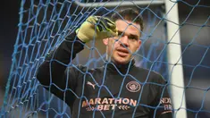 Kiper Manchester City, Ederson hingga pekan ke-36 alias dua laga menjelang berakhirnya Premier League 2020/2021 menduduki posisi teratas dalam raihan clean sheet untuk mendapatkan gelar Golden Gloves. Siapa saja para kompetitornya? (AFP/Paul Ellis/Pool)